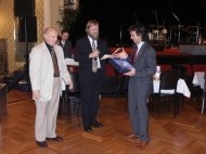ředitel festivalu Jaromír Joo a sekretář Dr. Stanislav Bohadlo předávají 1. cenu Simeonu Morassimu (ITA)