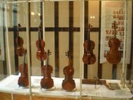 výstava vzácných hástrojů italské houslařské školy, které poskytl porotce Claude Lébet (CH)